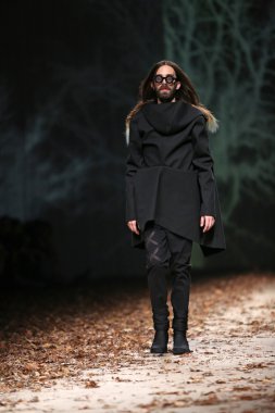 giyim eşyası manken spirir tarafından bir hamal gösteri tüberküloz cro üzerinde tarafından tasarlanan