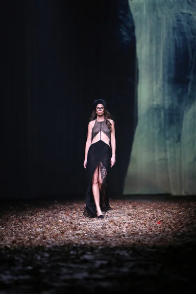 Modemodel trägt Kleider von linea exclusive auf der Cro a Porter Show — Stockfoto