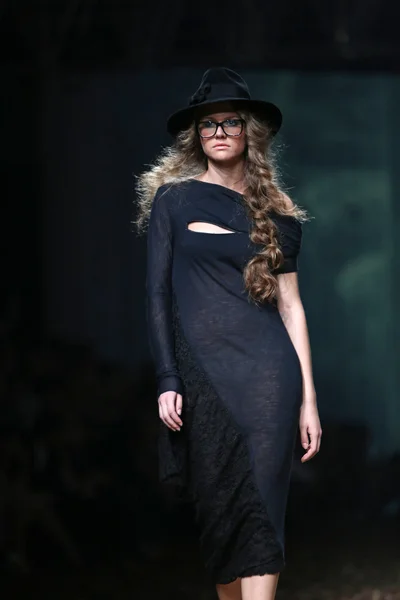 Modemodel trägt Kleider von linea exclusive auf der Cro a Porter Show — Stockfoto