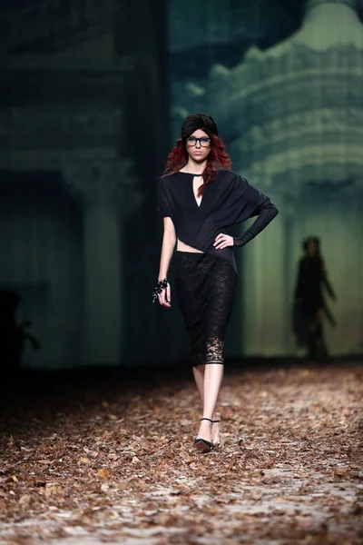 Modelo de moda con ropa diseñada por Linea Exclusive en el show de Cro a Porter — Foto de Stock