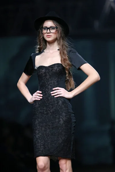 Modemodel trägt Kleider von linea exclusive auf der Cro a Porter Show — Stockfoto