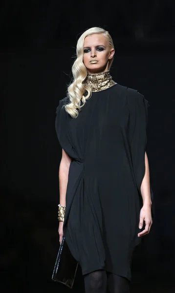 Mode-Model trägt von Hippies entworfene Kleidung auf der Cro a Porter Show — Stockfoto