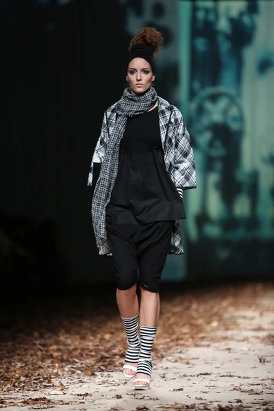 Modello moda indossando abiti progettato da xd xenia design sul cro uno spettacolo porter — Zdjęcie stockowe
