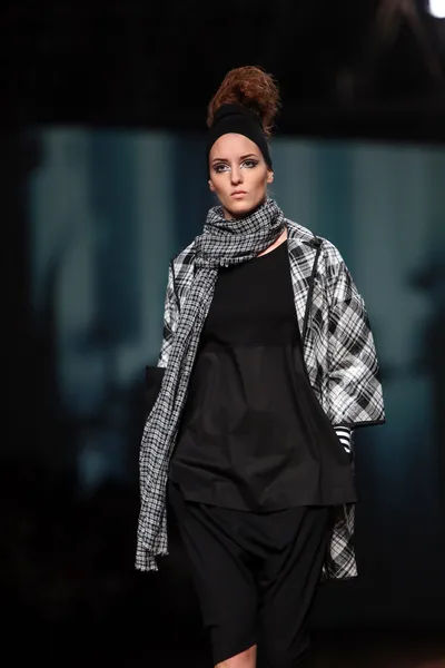 Mode-Model trägt Kleidung von xd xenia design auf der Cro a Porter Show — Stockfoto