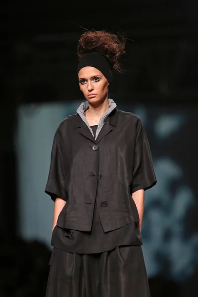 Mode-Model trägt Kleidung von xd xenia design auf der Cro a Porter Show — Stockfoto