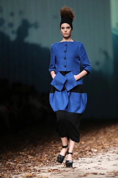 Modelo de moda con ropa diseñada por XD Xenia Design en el espectáculo Cro a Porter — Foto de Stock