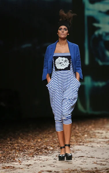 Μανεκέν φορώντας ρούχα που σχεδιάστηκε από xd Ξένια σχεδιασμού για την Κρο μια επίδειξη porter — Φωτογραφία Αρχείου