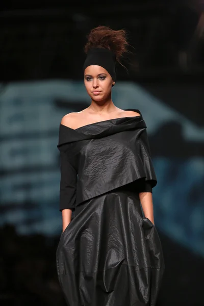 Moda indossando abiti disegnati da XD Xenia Design alla sfilata Cro a Porter — Foto Stock