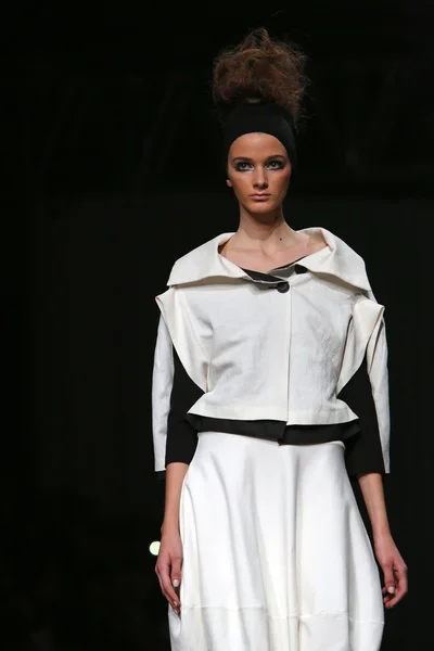 Mode-Model trägt Kleidung von xd xenia design auf der Cro a Porter Show — Stockfoto