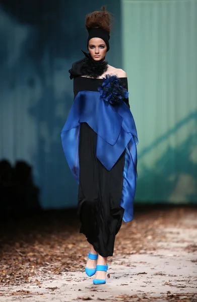 Mode mannequin portant des vêtements conçus par XD Xenia Design sur le défilé Cro a Porter — Photo