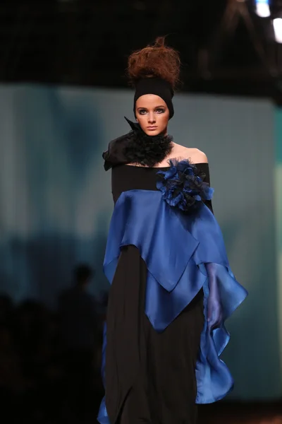Fashion model dragen van kleding ontworpen door xd xenia ontwerp op de cro een porter show — Stockfoto