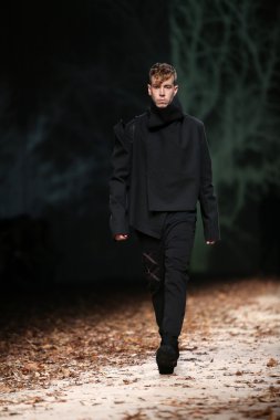 Zagreb, Hırvatistan - 25 Ekim: manken giyim eşyası tüberküloz üzerinde bir hamal show 25 Ekim 2013 Zagreb'de Hırvatistan cro tarafından ruh tarafından tasarlanmıştır