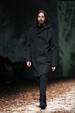 Zagreb, Hırvatistan - 25 Ekim: manken giyim eşyası tüberküloz üzerinde bir hamal show 25 Ekim 2013 Zagreb'de Hırvatistan cro tarafından ruh tarafından tasarlanmıştır