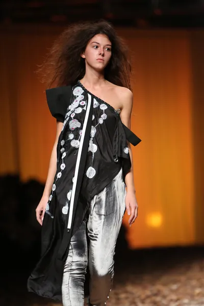 Mode-Model trägt Kleidung von Madame Demode auf der Cro a Porter Show entworfen — Stockfoto