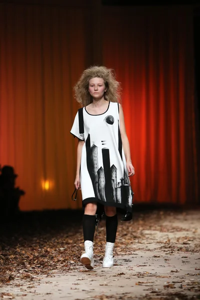 Modelo de moda con ropa diseñada por Madame Demode en el espectáculo Cro a Porter — Foto de Stock