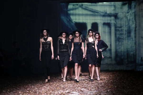 Visel ruhát divatmodell tervezte linea exkluzív a cro a porter-Térkép — Stock Fotó