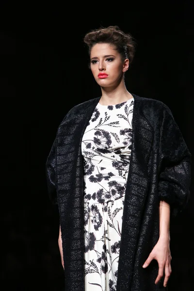 Fashion model dragen van kleding ontworpen door teo p. za mak op de cro een porter show — Stockfoto