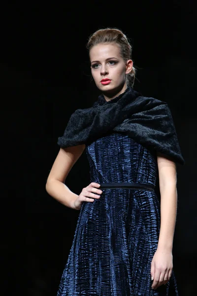 Fashion model dragen van kleding ontworpen door teo p. za mak op de cro een porter show — Stockfoto