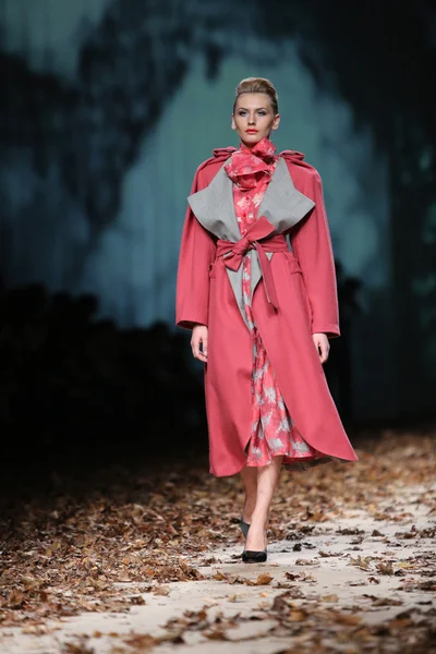 Modelo de moda vestindo roupas projetadas por Teo P. za Mak no Cro a Porter Show — Fotografia de Stock