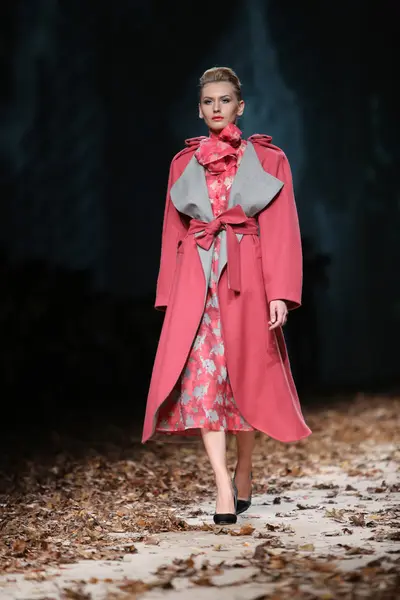 Modemodel trägt Kleidung von teo p. za mak auf der Cro a Porter Show — Stockfoto
