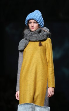 porter gösteri sonja lamut cro üzerinde kıyafetleri moda model tasarım