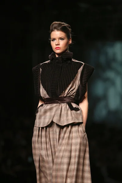 Модная модель в одежде, разработанной Тео П. за Мак на выставке Cro a Porter — стоковое фото