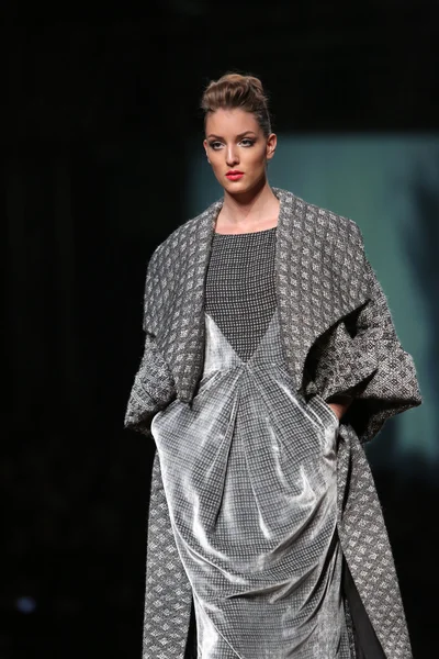 Porter gösteri teo s. za mak cro üzerinde kıyafetleri moda model tasarım — Stok fotoğraf