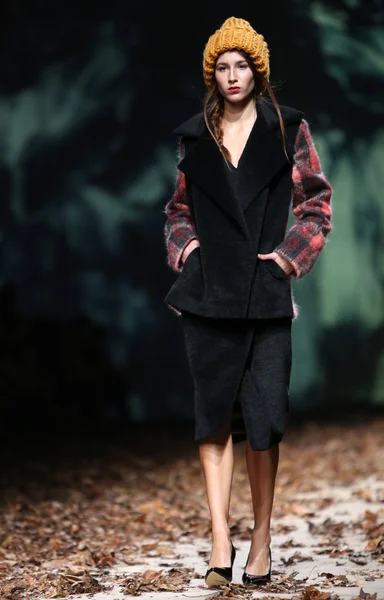 Moda model purtând haine proiectate de Sonja Lamut pe Cro a Porter show — Fotografie, imagine de stoc
