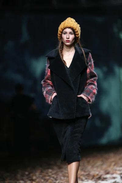 Modelo de moda con ropa diseñada por Sonja Lamut en el espectáculo Cro a Porter — Foto de Stock