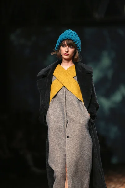Porter gösteri sonja lamut cro üzerinde kıyafetleri moda model tasarım — Stok fotoğraf