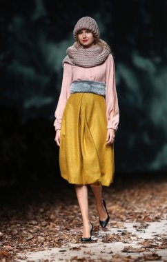 porter gösteri sonja lamut cro üzerinde kıyafetleri moda model tasarım