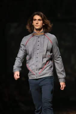 porter gösteri boris pavlin cro üzerinde kıyafetleri moda model tasarım