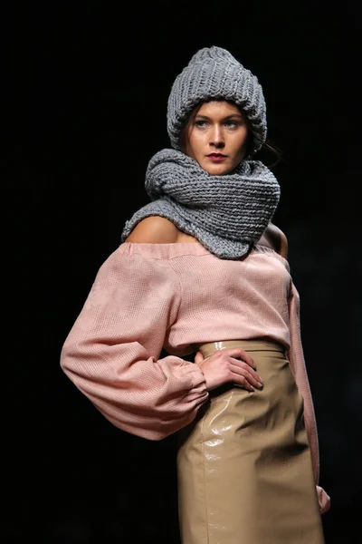 Modemodel trägt Kleider von Sonja Lamut auf der Cro a Porter Show — Stockfoto