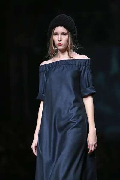Modelka noszenie ubrania zaprojektowane przez sonja lamut na cro porter Pokaż — Zdjęcie stockowe