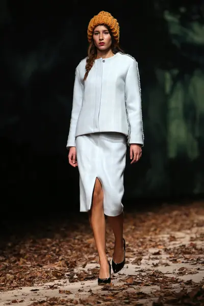 ポーター ショー、cro のソニア lamut によって設計された服を着てファッション モデル — ストック写真