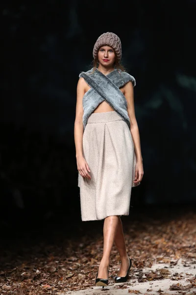 Modelo de moda vestindo roupas projetadas por Sonja Lamut no Cro a Porter Show — Fotografia de Stock