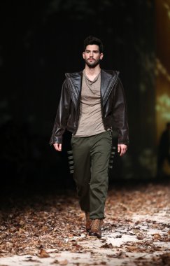 porter gösteri boris pavlin cro üzerinde kıyafetleri moda model tasarım