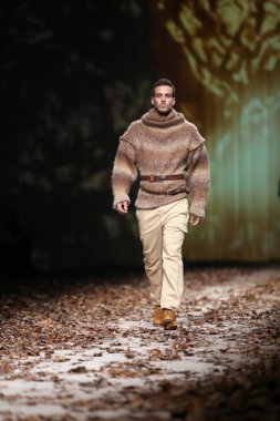 porter gösteri boris pavlin cro üzerinde kıyafetleri moda model tasarım