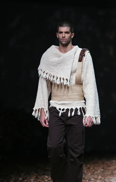 Mode-Model trägt von boris pavlin entworfene Kleidung auf der Cro a Porter Show — Stockfoto