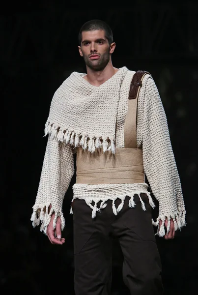 Mode-Model trägt von boris pavlin entworfene Kleidung auf der Cro a Porter Show — Stockfoto