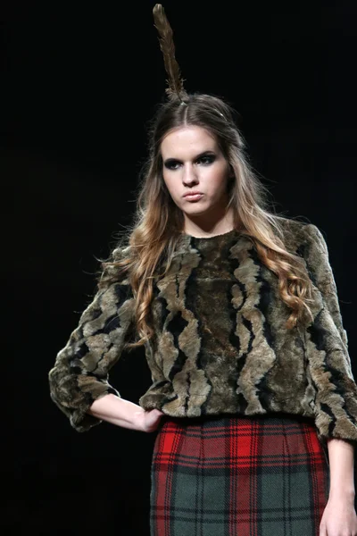 Mode-Model trägt von Zwillingen entworfene Kleidung von begovic und stimac auf der Cro a Porter Show — Stockfoto