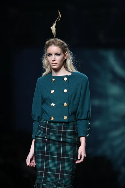Mode-Model trägt von Zwillingen entworfene Kleidung von begovic und stimac auf der Cro a Porter Show — Stockfoto