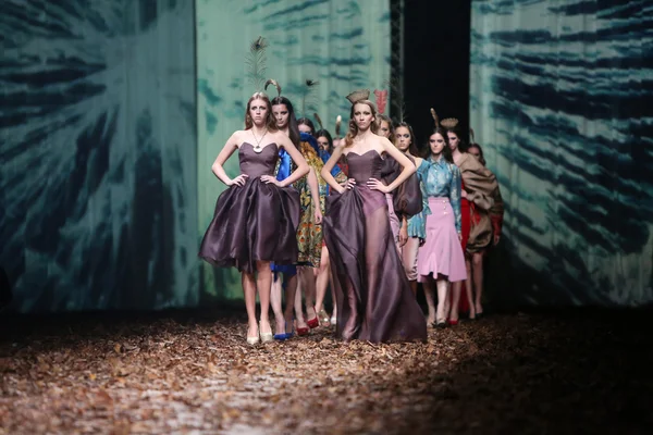 Modelo de moda vestindo roupas projetadas por gêmeos por Begovic e Stimac no Cro a Porter show — Fotografia de Stock