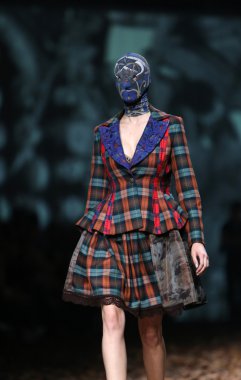 zigman üzerinde bir hamal göster: zagreb, croatia cro tarafından tasarlanan model giyen elbiseler moda.
