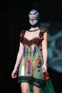 zigman üzerinde bir hamal göster: zagreb, croatia cro tarafından tasarlanan model giyen elbiseler moda.