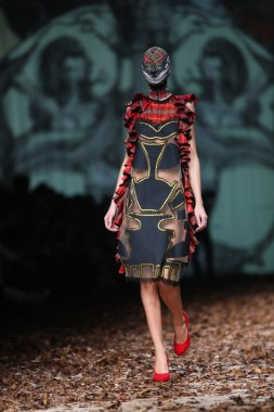 zigman üzerinde bir hamal göster: zagreb, croatia cro tarafından tasarlanan model giyen elbiseler moda.