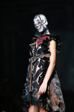 zigman üzerinde bir hamal göster: zagreb, croatia cro tarafından tasarlanan model giyen elbiseler moda.