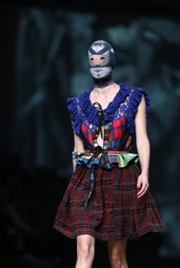 zigman üzerinde bir hamal göster: zagreb, croatia cro tarafından tasarlanan model giyen elbiseler moda.