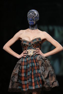 zigman üzerinde bir hamal göster: zagreb, croatia cro tarafından tasarlanan model giyen elbiseler moda.