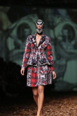 zigman üzerinde bir hamal göster: zagreb, croatia cro tarafından tasarlanan model giyen elbiseler moda.